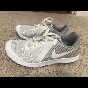 White/gray Nike Women’s Flex Experience Rn 6